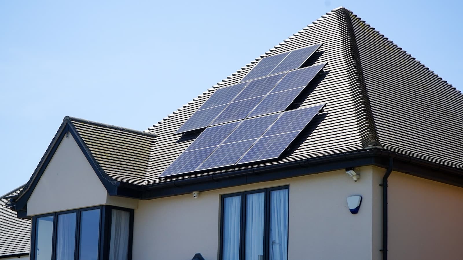 Cargar tu coche eléctrico con placas solares: guía completa 2026